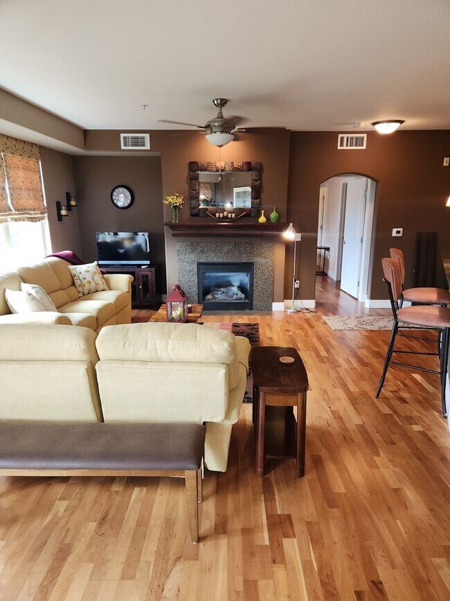 Building Photo - LOCATION, FULLY FURNISHED and LUXURY! Cher...