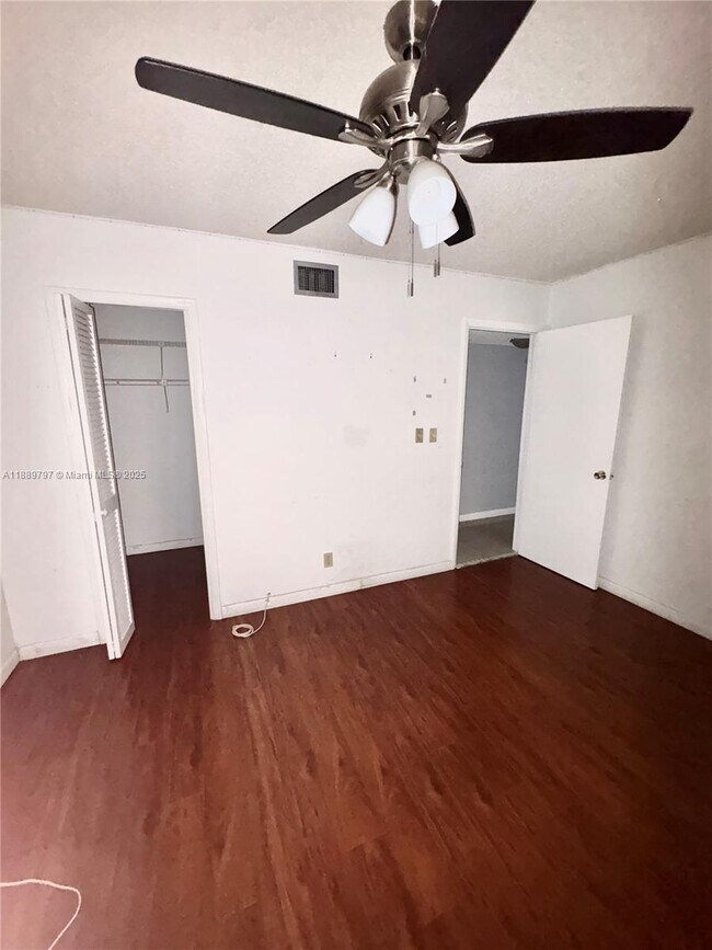 Building Photo - 5140 SW 40th Ave