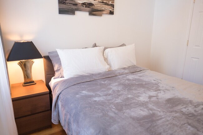 Building Photo - 301 E 104th St