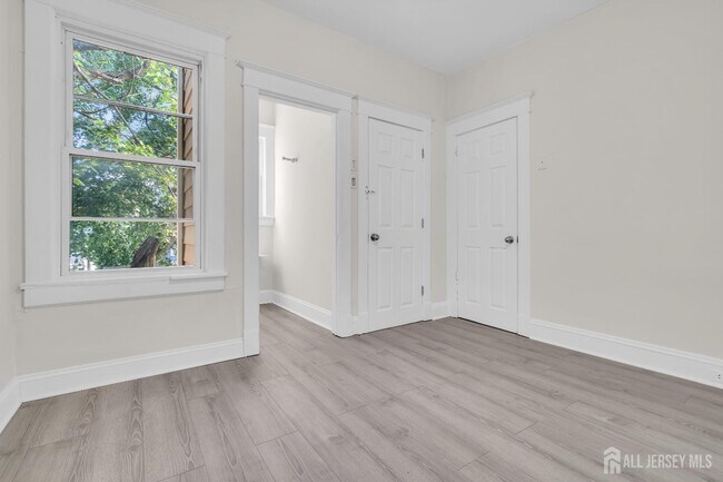 Building Photo - 375 Delavan St