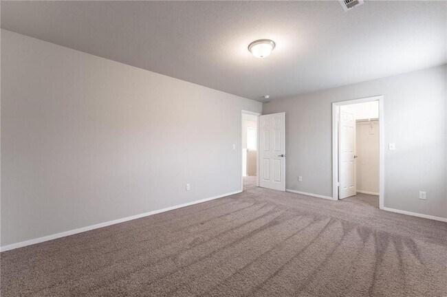 Building Photo - 6601 SW Chestnut Hill Rd