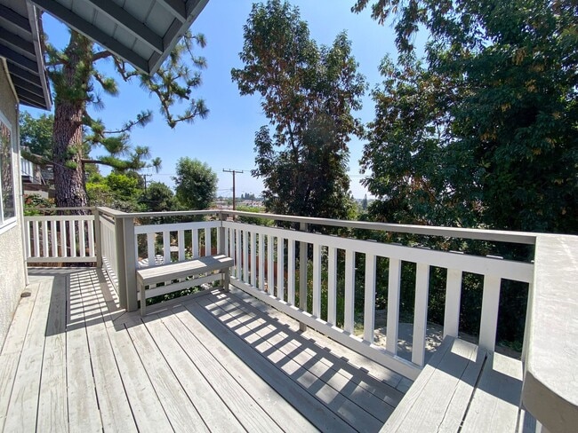Building Photo - Spacious 3 Bed · 2 Bath Hillside Home — Mo...