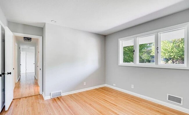 Building Photo - Perfect 4 bedroom count Home in Burnsville