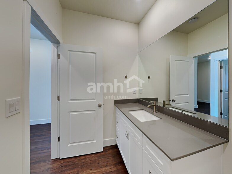 Building Photo - 1349 Marysville Ave