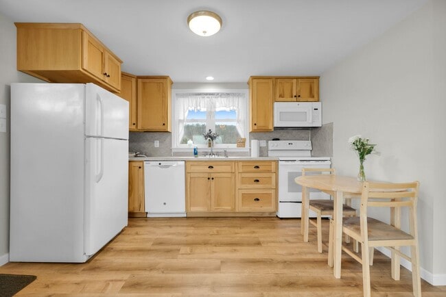 Building Photo - Fully Furnished Bright & Comfortable 1-Bedroom Cottage Available for Rent