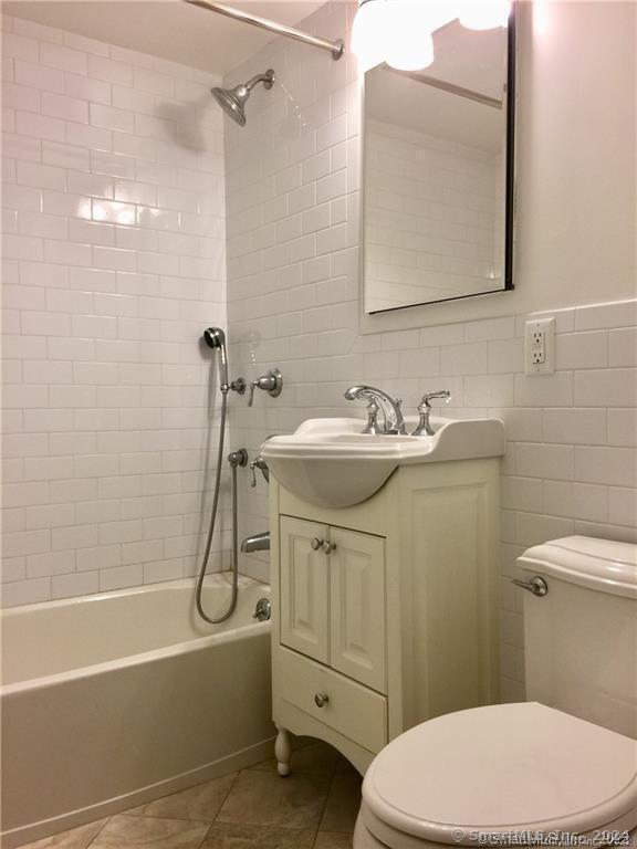 Building Photo - 444 Bedford St