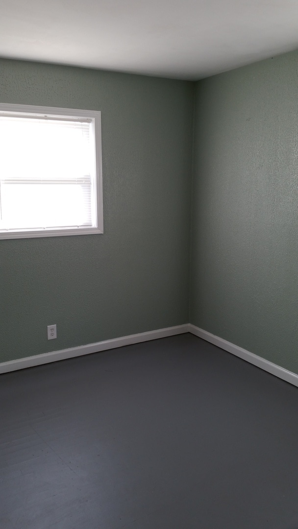 Building Photo - Great 3BR, 1BTH, 1 car att gar, ranch styl...