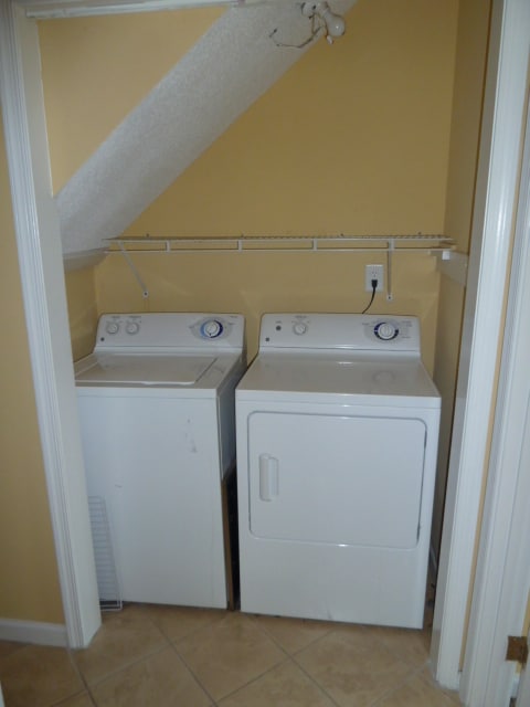 Building Photo - Large updated 4br 3.5ba duplex w/ parking ...