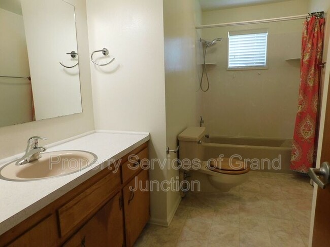 Building Photo - 396 S Camp Rd