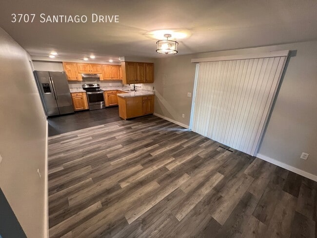 Building Photo - 3707 Santiago Dr