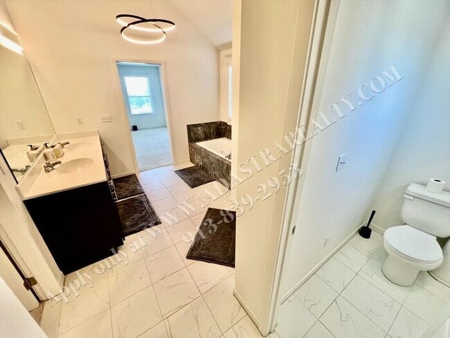 Building Photo - Beautiful 4 Bed 3.5 Bath Home in Olathe-Av...