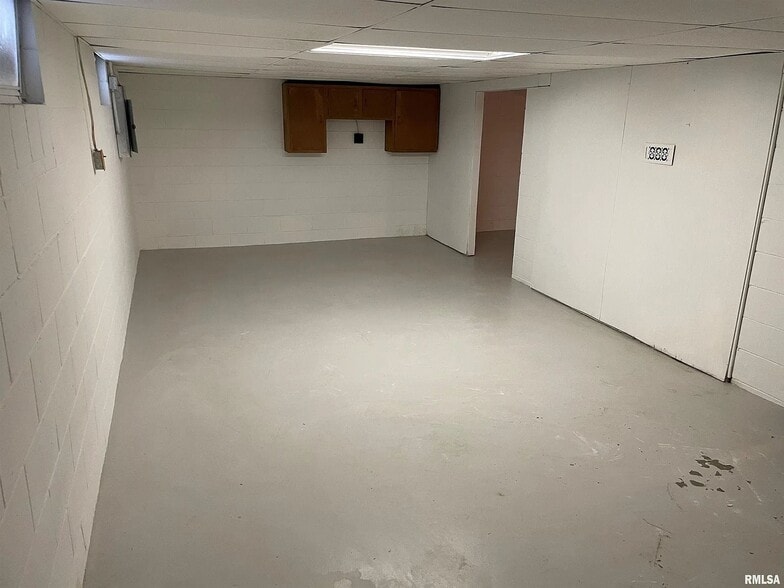 Building Photo - 2211 N Flora Ave