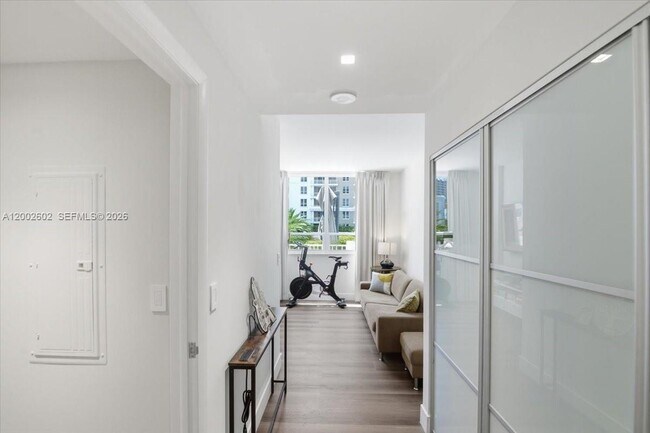 Building Photo - 801 Brickell Key Blvd