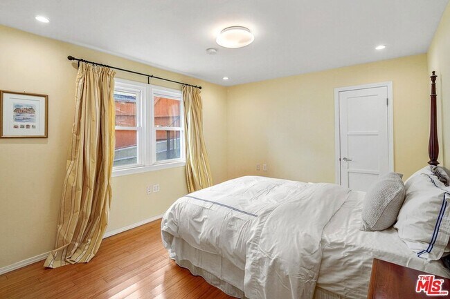 Building Photo - 10614 Le Conte Ave