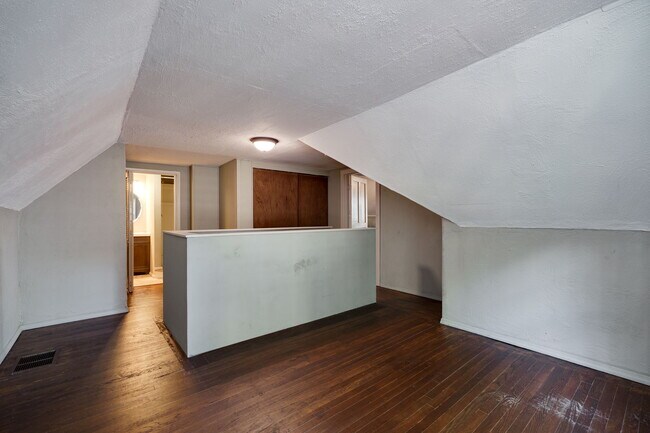 Building Photo - 2935 Glenmore Ave