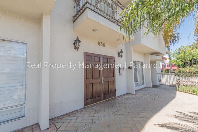 Building Photo - Stunning 2 Bedroom Townhouse in a Peaceful Neighborhood
