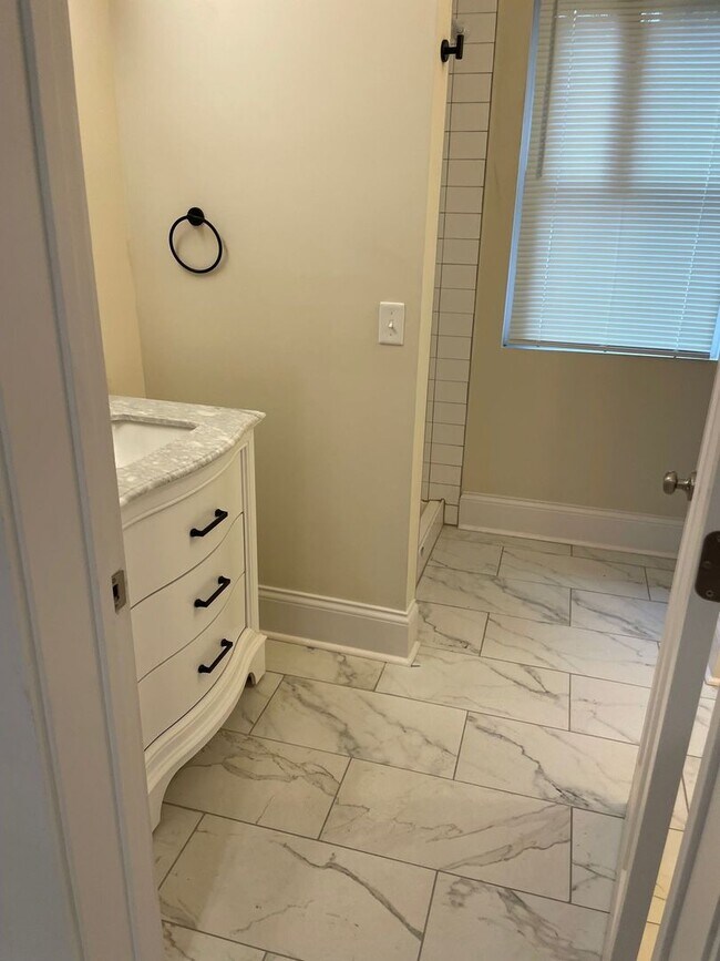 Building Photo - Beautifully  Renovated 2 bed 2 bath Home in Shelby Park!