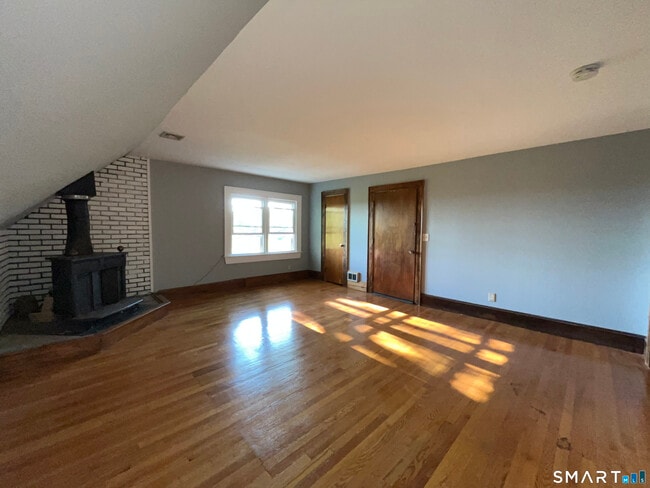 Building Photo - 553 Townsend Ave
