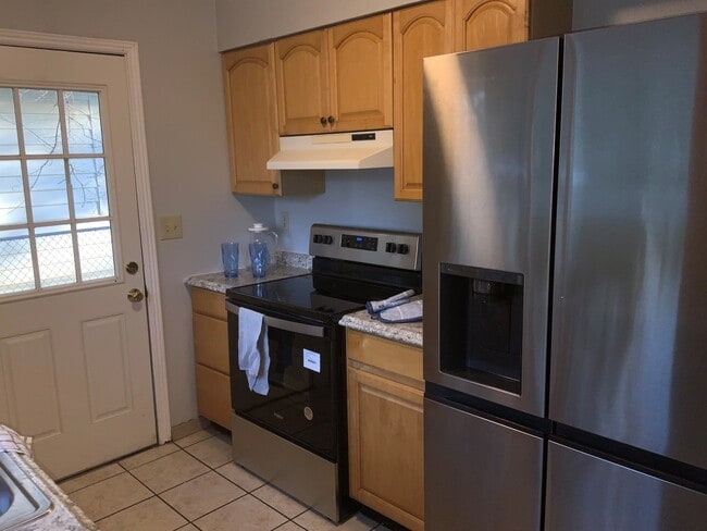 Building Photo - 137 N Cherry St