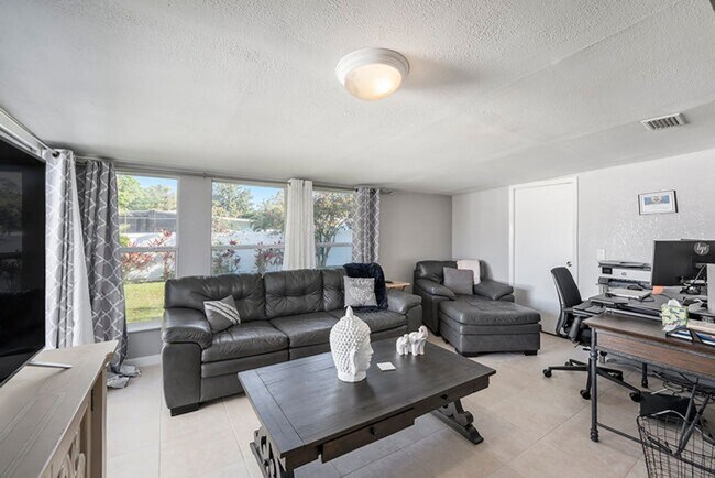 Building Photo - Single Family Home in Sunny Park Groves