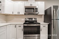 Building Photo - $1095-Beautiful & Contemporary 1 Bed /1 Ba...