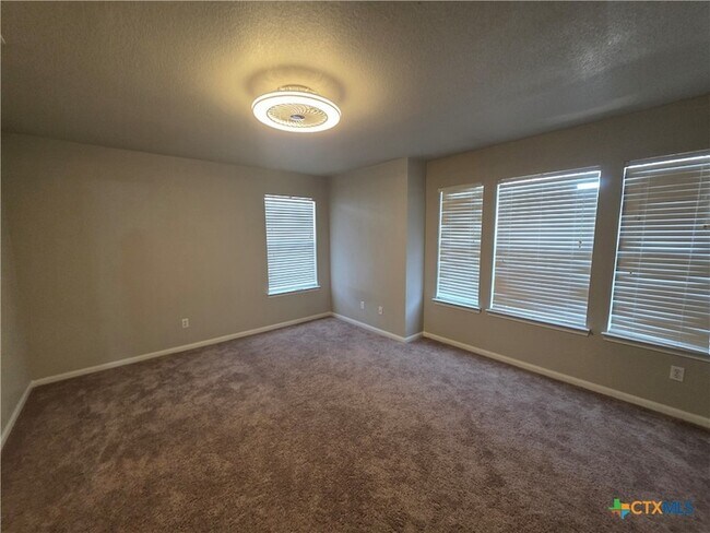 Building Photo - 423 Wrought Iron Dr