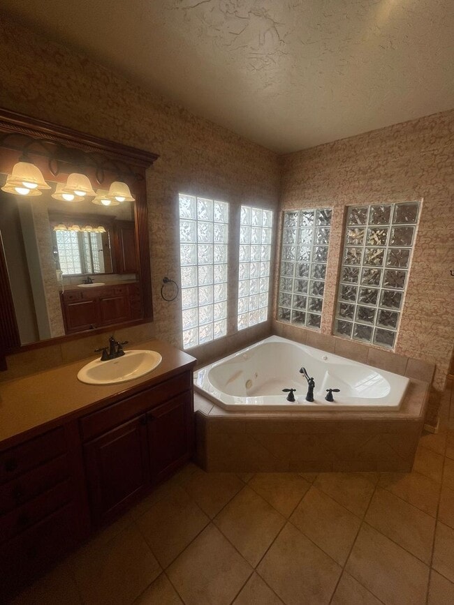 Building Photo - Gorgeous home in The Boulders at Sonoma Ra...