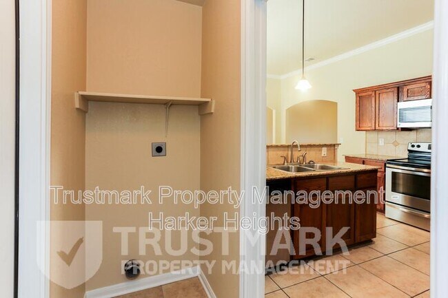 Building Photo - 401 W Libra Dr