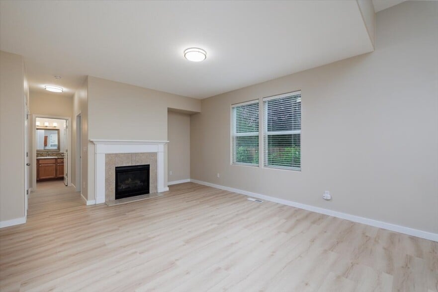 Full Bath on Main - 281 N Royal Oak St