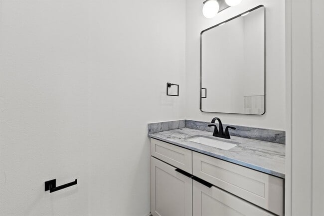 Building Photo - 1736 Bunche Rd