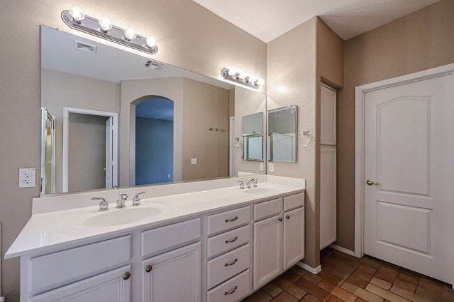 Building Photo - COMING SOON !! Lovely 4Bedroom/2Bath in the Heart of Chandler