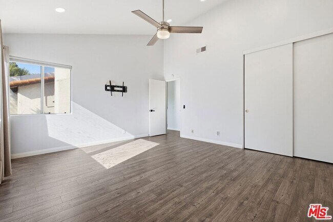 Building Photo - 833 Shadow Lake Dr
