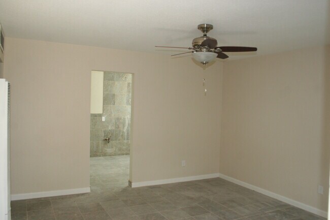 Building Photo - 525 Goodman St