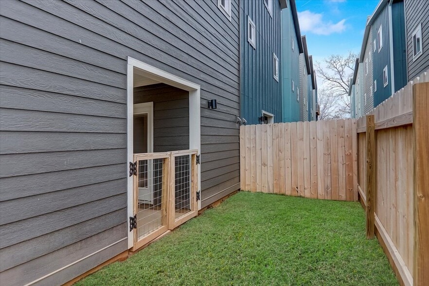 Private fenced backyard - 1 W Citra St