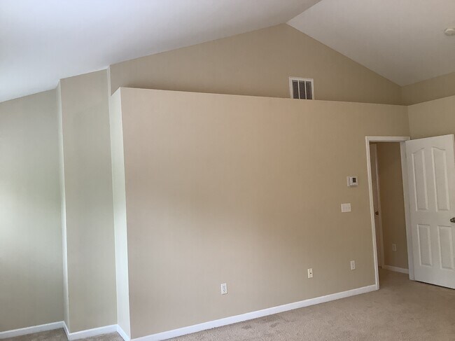 Building Photo - 11 Knoll Ridge Dr