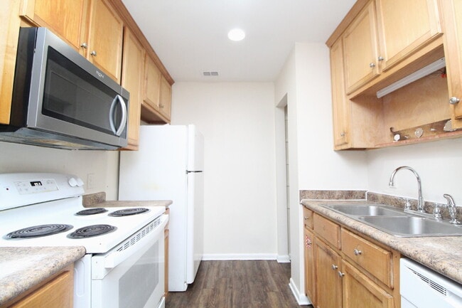 Building Photo - 2-Bedroom Apartment with Walk-In Closet & ...