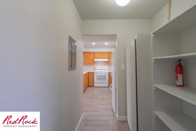 Building Photo - Remodeled 2 Bedroom Townhome. Pet Friendly!