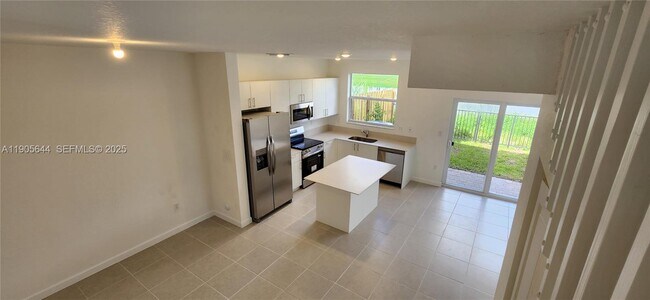 Building Photo - 2740 SE 26th Ave