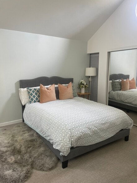 Queen sized bed - 1715 Lincoln Ave