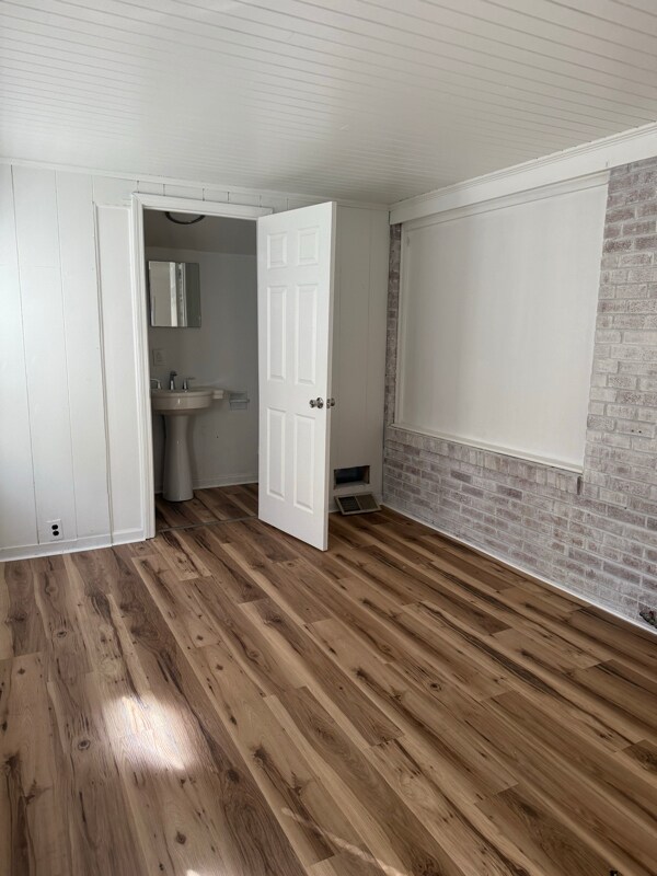 Building Photo - 1105 Sycamore Rd