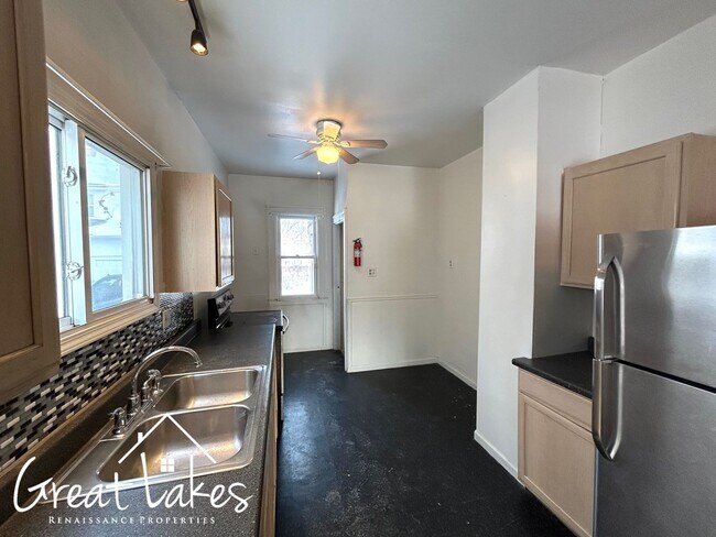 Building Photo - Lovely 3 Bedroom 2 Bathroom now available for rent