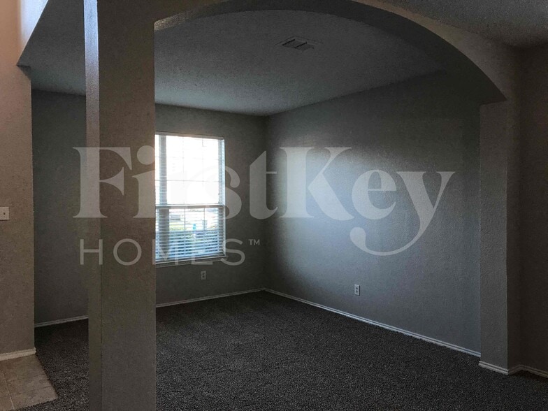 Building Photo - 429 W Clover Park Dr