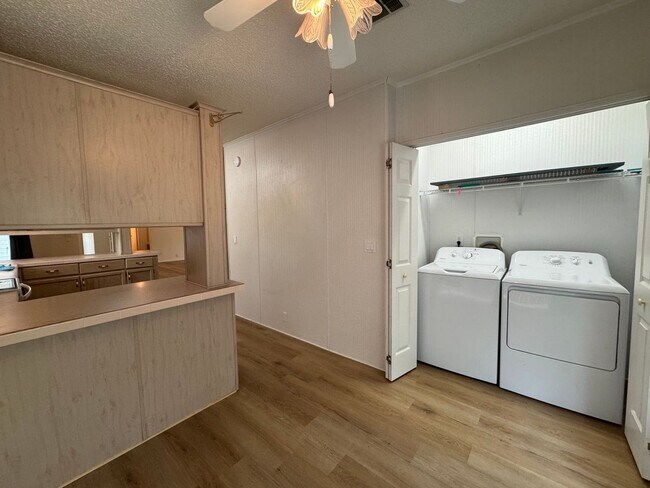 Building Photo - 2 Bedroom / 2 Bath Mobile Home with Office/Flex Space – Suwannee County (16th Street)