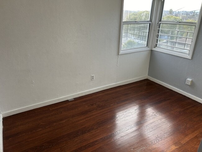 Building Photo - Well Maintained 3 Bedroom, 2 Bath Home