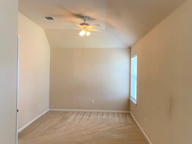Building Photo - Two story home on large lot in the Ridge a...