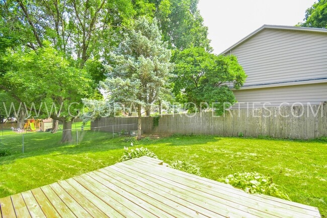 Building Photo - 2 Bedroom + Flex Rm/2 Bath Duplex with Garage