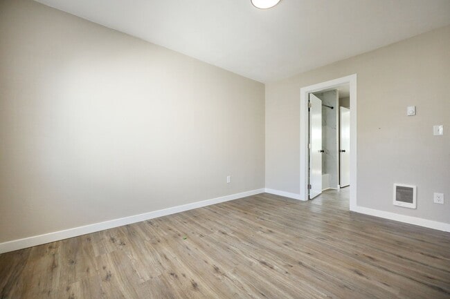 Building Photo - 2-Bedroom Duplex in SE Portland