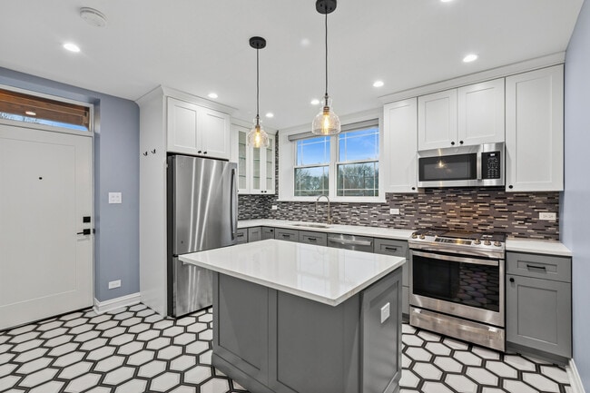 Building Photo - 4932 N Ridgeway Ave