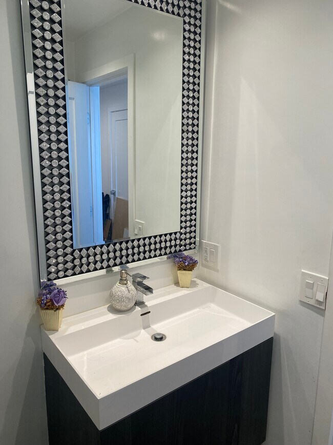 Building Photo - 727 Esplanade