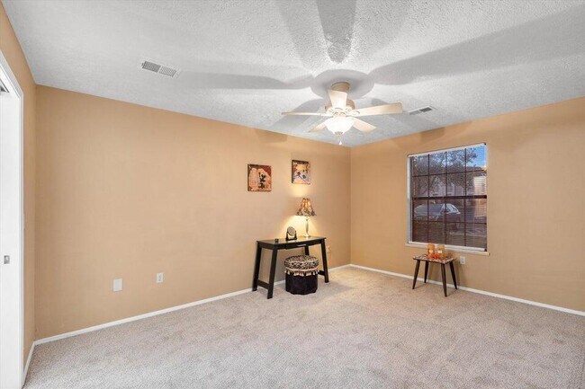 Building Photo - 833 Country Club Dr SE